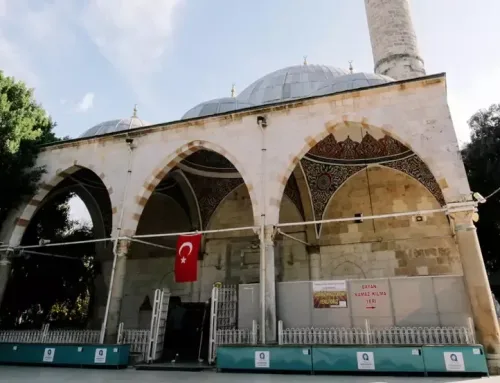 Entdecken Sie den historischen Charme der Murat-Paşa-Moschee in Antalya – ein kulturelles Juwel, erreichbar mit privaten Transfers von alanyatransfer.com