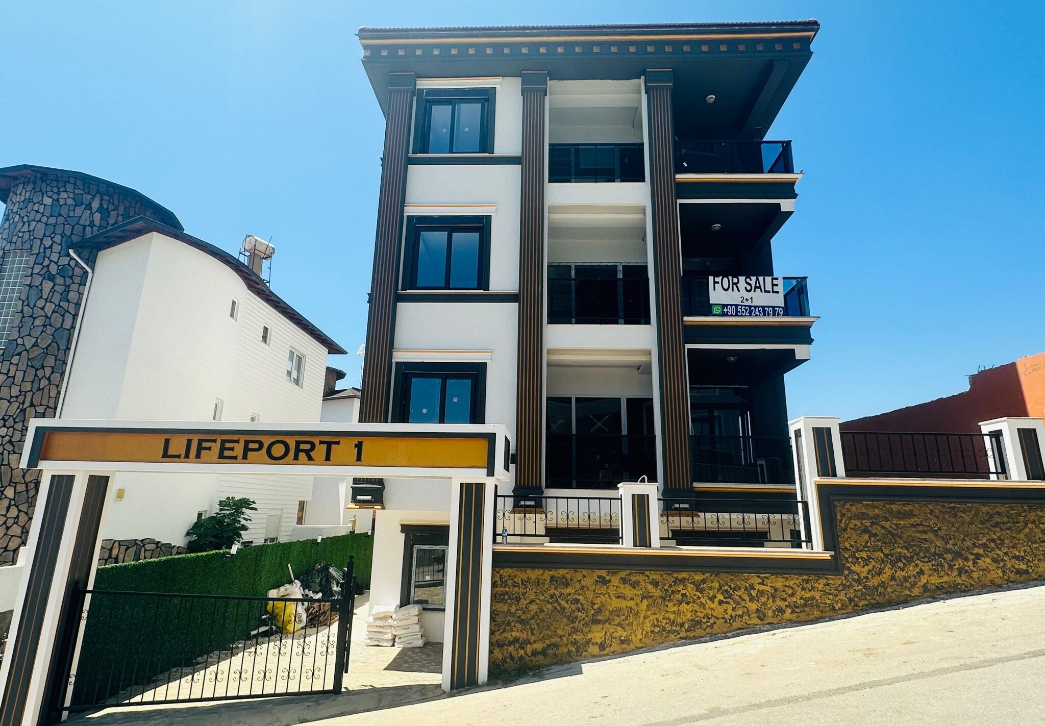 Experience First Class Comfort with VIP Transfer Services from Gazipaşa Alanya Airport to Lifeport 1 Residence in Mahmutlar