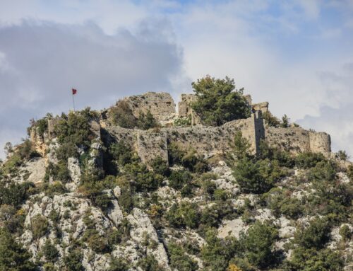 Entdecken Sie die majestätische Burg Alara: Ein verborgener historischer Schatz nahe Okurcalar mit bequemen Privattransfers von alanyatransfer.com