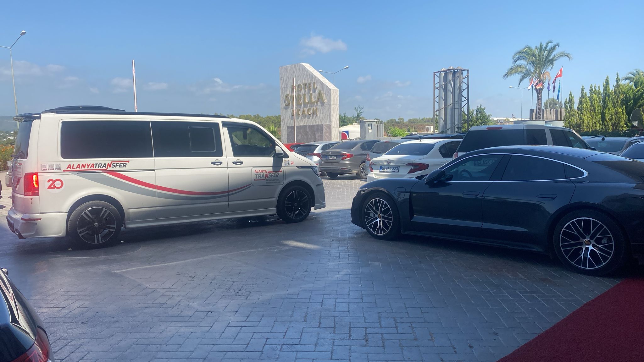 Hassle Free and Comfortable Private Transfer from Gazipaşa Alanya Airport to Wyndham Alanya Azura World Hotel in Türkler